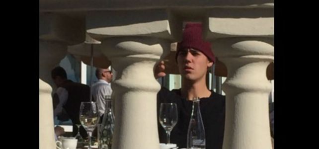Justin Bieber se calentó y tiró una silla al suelo en un restaurante