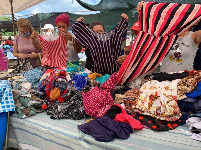 Venta de ropa en un puesto de la Feria del Tanque. Foto: Celina Mutti Lovera