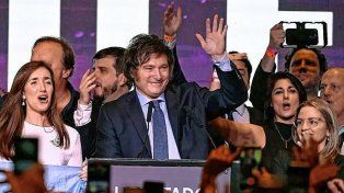 El candidato liberal Javier Milei en su búnker tras las generales.