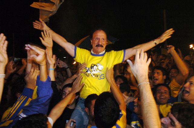 A 35 años de la Palomita, festejos de hinchas canayas que llevan alzado en sus brazos a Aldo Pedro Poy, 2006. 