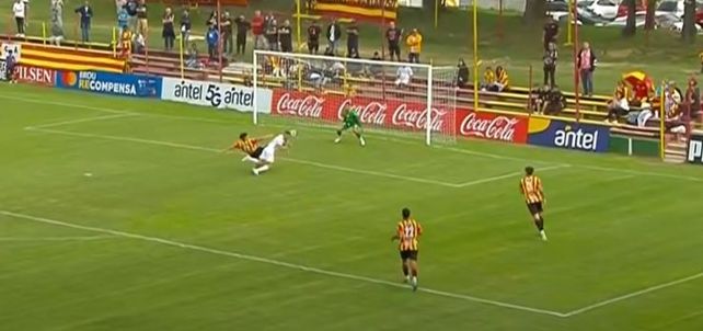 Marco Ruben impacta de cabeza y le pone sello propio a la jugada. Fue su primer gol tras el retorno a la actividad.
