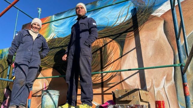 Andrea Dascanie y Frankin Contreras realizaron un mural que supera los cien metros y está ubicado en pleno centro de la ciudad.