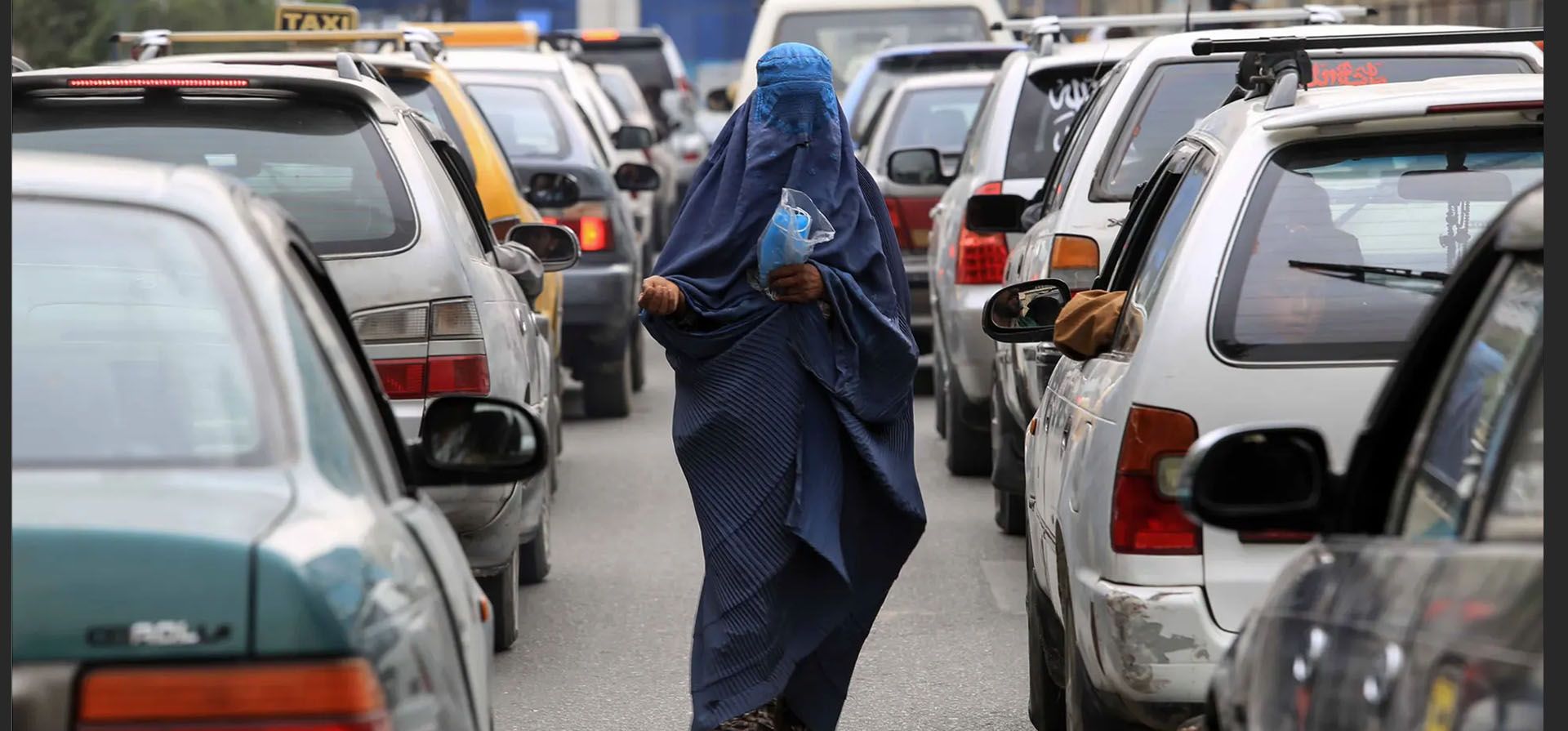 Una mujer afgana pide limosna en una carretera de Kabul, Afganistán. Fotografía: EPA