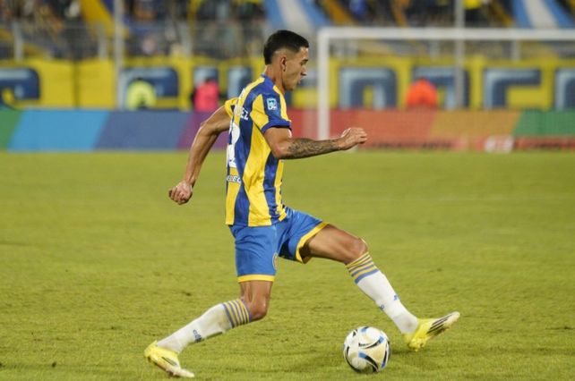 Julián Fernández vuelve a la titularidad. Ante Barracas Central ingresó en el segundo tiempo.