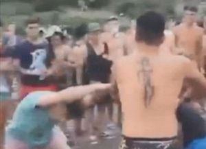 Batalla campal en Córdoba: un grupo de jóvenes se agarró a las piñas en una fiesta junto al río