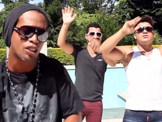 Ronaldinho... ¡ahora canta!