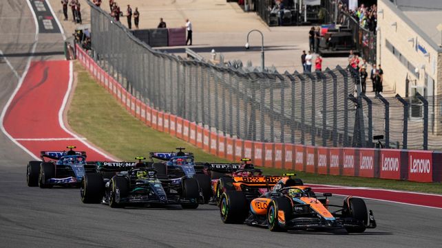Largada del GP de EEUU en Austin y Lando Norris le gana la pulseada al poleman Leclerc. 
