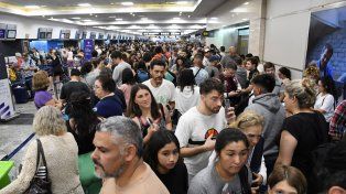 El aeroparque Jorge Newbery volvió a operar este domingo tras el temporal que causó serios daños y hay 64 vuelos afectados y 16 aviones fuera de servicio