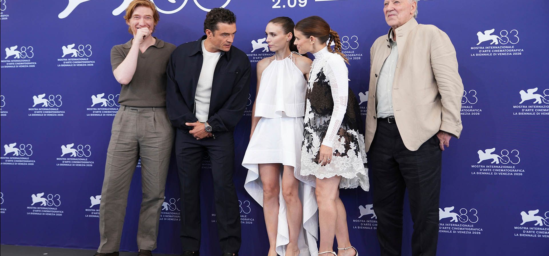 Domhnall Gleeson, Rooney Mara, el director Werner Herzog, Kate Mara y Orlando Bloom posan para los fotógrafos en la sesión fotográfica de la película "Bucking Fastard" durante la 83.ª edición del Festival de Cine de Venecia, en Venecia, Italia, el jueves 3 de septiembre de 2026. (Foto de Scott A Garfitt/Invision/AP)