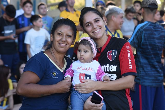 La pequeña Maite tiene un babero rojinegro y ya vivió junto a su familia lo que representa el clásico en Corrientes al 4900.