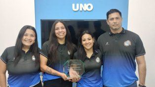 Las jugadoras de Echagüe Angie Montaña, Abigail Rivero, Melani Hernández y el entrenador Sebastián Soffredini con el trofeo de campeón.