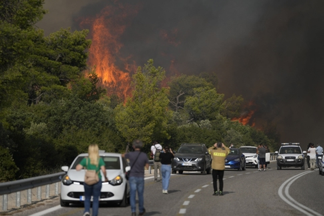 Un incendio forestal en cercanías de Atenas. Grecia padece una ola de calor acompañada de fuegos forestales.&nbsp;