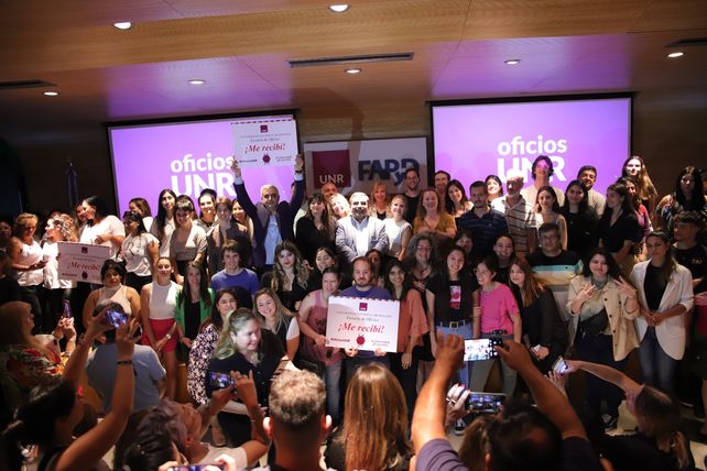 Los 1.300 graduados de la  la Escuela de Oficios de la Universidad Nacional de Rosario (UNR) celebraron el fin de curso.  