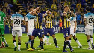 Durante el partido ante Racing, Marco Ruben, Agustín Sández y Miguel Barbieri se toman la cabeza. De ellos, sólo podrá jugar ante River el nueve canalla.