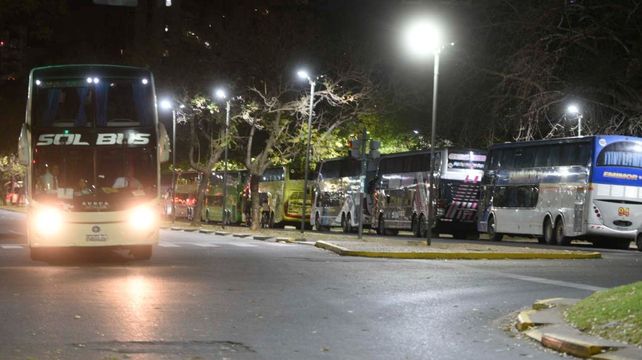 Los colectivos que trajeron a los militantes libertarios a Rosario quedaron estacionados a lo largo de avenida Belgrano durante el acto.&nbsp;