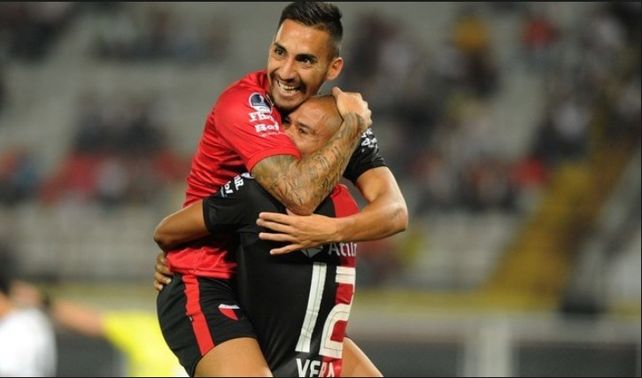 Vienen por el goleador de Colón