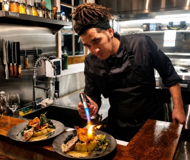 Mehdi Larabi es chef profesional y en Cándido busca combinar los sabores tradicionales de Argentina con la cocina francesa.