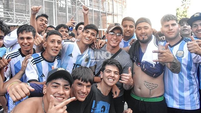 Las calles de la ciudad se vistieron de celeste y blanco con un festejo interminable con el pase de la Selección Argentina a la final del Mundial de Qatar.