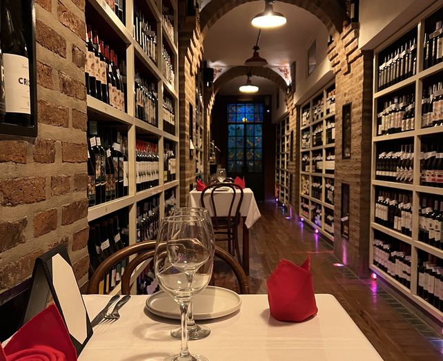 Cava Bordó Buenos Vinos en el subsuelo del restaurante Belgrano Café.
