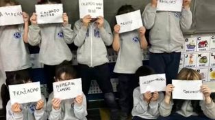 Nenes y nenas muestran los carteles que utilizaron para rotular los calzados y vestimentas que lograron recabar.