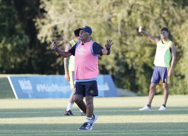 Russo decidió meter mano en el equipo de Central, como lo hizo en tantos otros clásicos.
