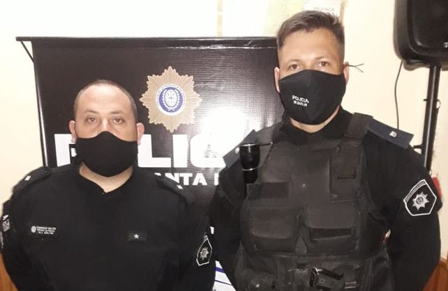 Los oficiales Walter Cardozo y Ra&uacute;l Cerrudo del Comando Radioel&eacute;ctrico