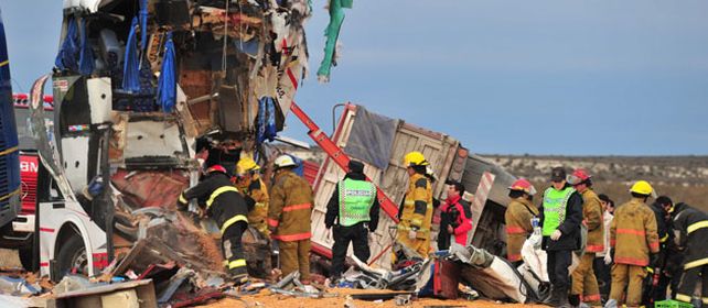 Los gendarmes viajaban en dos micros. Uno colisionó de frente con un camión avícola a 65 kilómetros al norte de Puerto Madryn.
