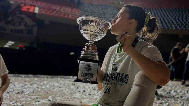 Feliz. Maribel Barzola levantó el trofeo en La Rioja