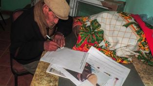 El bisabuelo de 90 años que está terminando la primaria