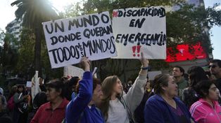 Tranportistas e instituciones de asistencia a personas con discapacidad organizaron una protesta el martes 22 de abril de 2025 en bulevar Oroño y Córdoba.