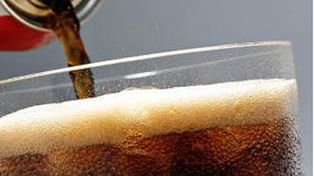 Beber demasiada gaseosa cola puede llevar a huesos d&eacute;biles y par&aacute;lisis severas