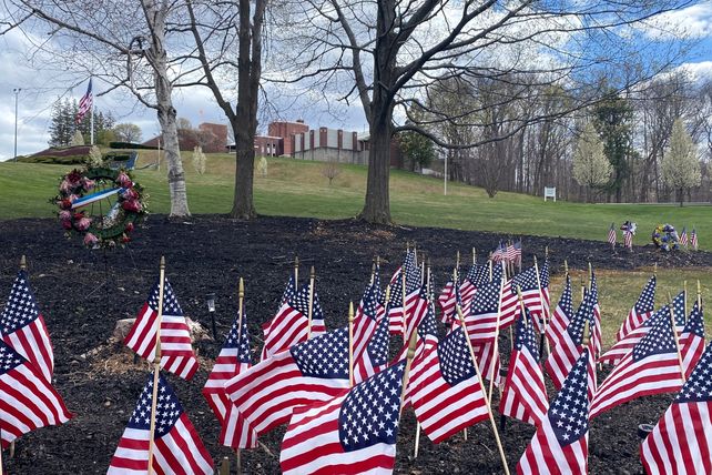 Banderas en honor a los veteranos de guerra en un cementerio de Masachusets