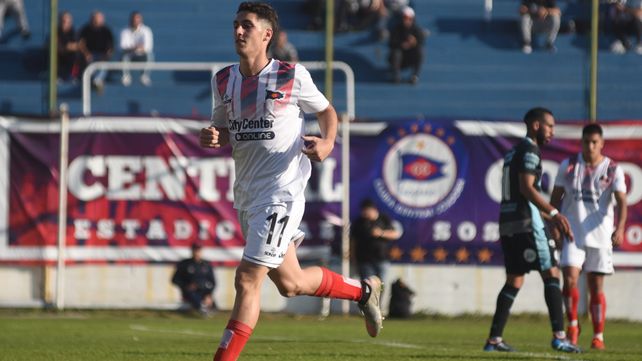La figura. El Turco Kaial se despachó con dos tantos ante Argentino de Merlo y el Córdoba volvió al triunfo.