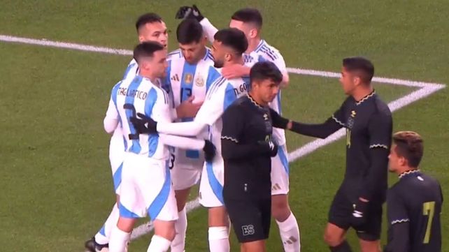 Todos abrazan al Cuti Romero