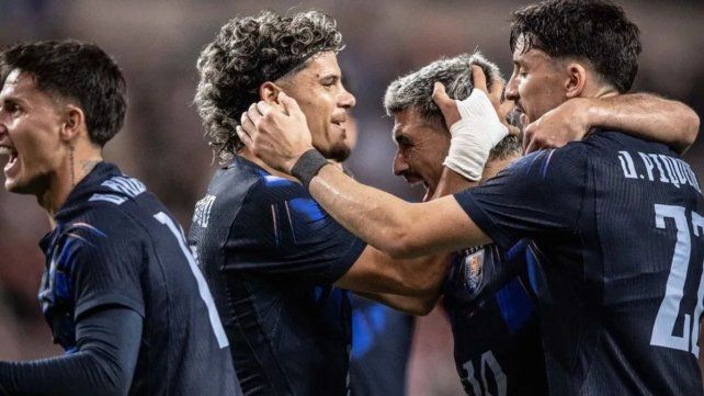 Uruguay goleó a Corea del Sur y Forlán consiguió su primera victoria como DT