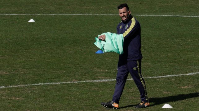 Tevez quiere saber cuanto antes si podrá contar con Tanlongo. Si el jugador no arregla podría ser separado del primer equipo.