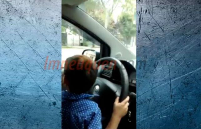 La imprudencia del padre generó indignación en las redes sociales.