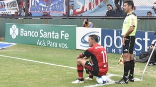 Maxi en Sarandí. El capitán leproso sentado en la pelota antes de patear un córner. No habrá público rojinegro frente a Arsenal.