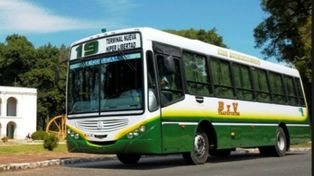 Subieron a un ómnibus y le exigieron al chofer que siguiera a un cortejo fúnebre