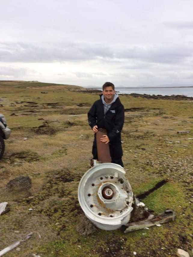 Ezequiel junto a los restos del avión de su padre.