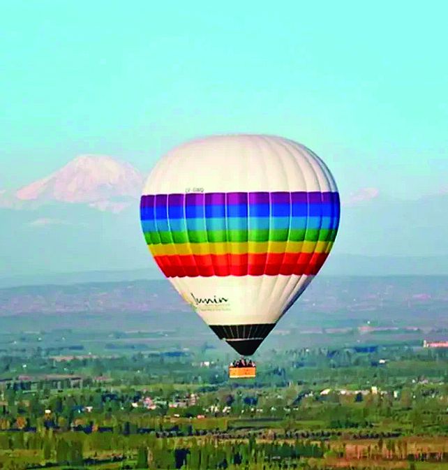 Vuelos en globo en Argentina: destinos ideales para conocer el país desde el aire
