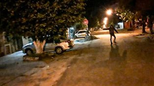 Una imagen del video en el que se ve a Alejandro Pipi Gatti baleando una casa por orden por Alan Funes.&nbsp;