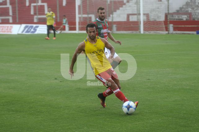 El mendocino Lucas Gamba fue la figura del partido con dos goles.&nbsp;