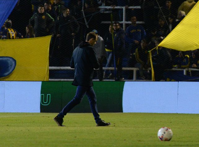 Una postal: Somoza se retira del Gigante en medio de la indiferencia de los hinchas.