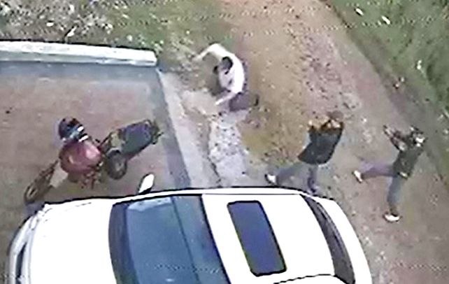 Evidencia. Momento en que Oscar Pando (de camisa blanca) es baleado.