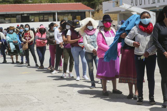 Se formaron lasgas filas para votar en todo el país. Las reglas de seguridad sanitaria impuestas por la pandemia se cumplieron en general.