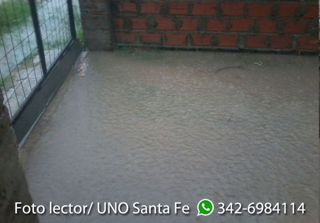 Jazmín envió fotos del frente de su casa en Alto Verde tras las lluvias.
