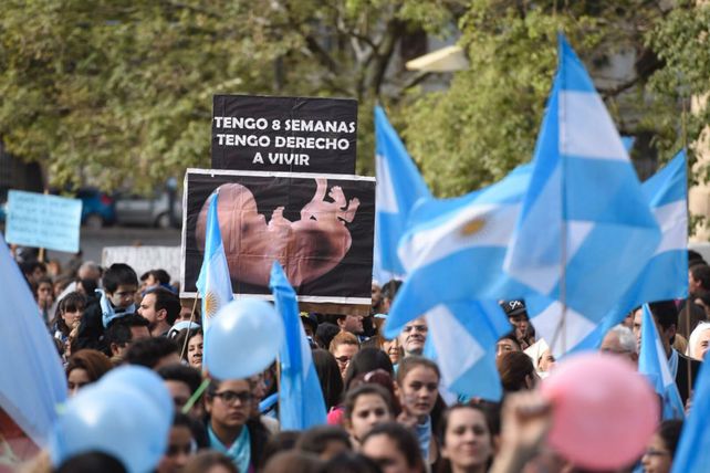 Miles de rosarinos marcha en contra de las despenalización del aborto