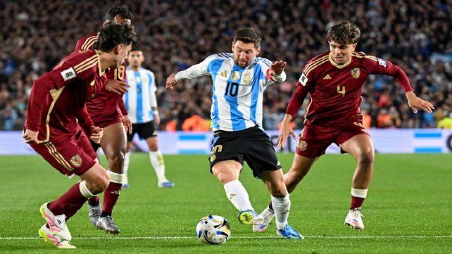 Lionel Messi entre tres defensores de Venezuela.