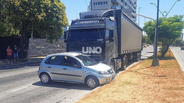 Fuerte impacto en avenida Alem entre un camión y un auto.&nbsp;